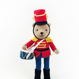 Amigurumi Nötknäppare | PDF Virkmönster | med mössa, trumma och jacka med axelvaddar