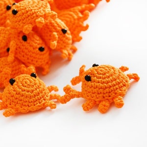 Mini Granchio amigurumi schema uncinetto in PDF per bomboniera, portachiavi o piccolo regalo immagine 1