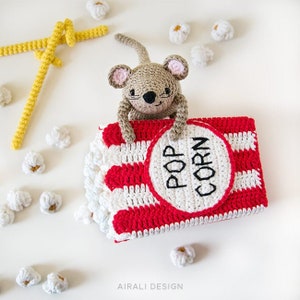 Steno die Amigurumi-Maus mit einer Schachtel Popcorn | PDF-Häkelanleitung | mit Amigurumi-Popcorn, das echt aussieht