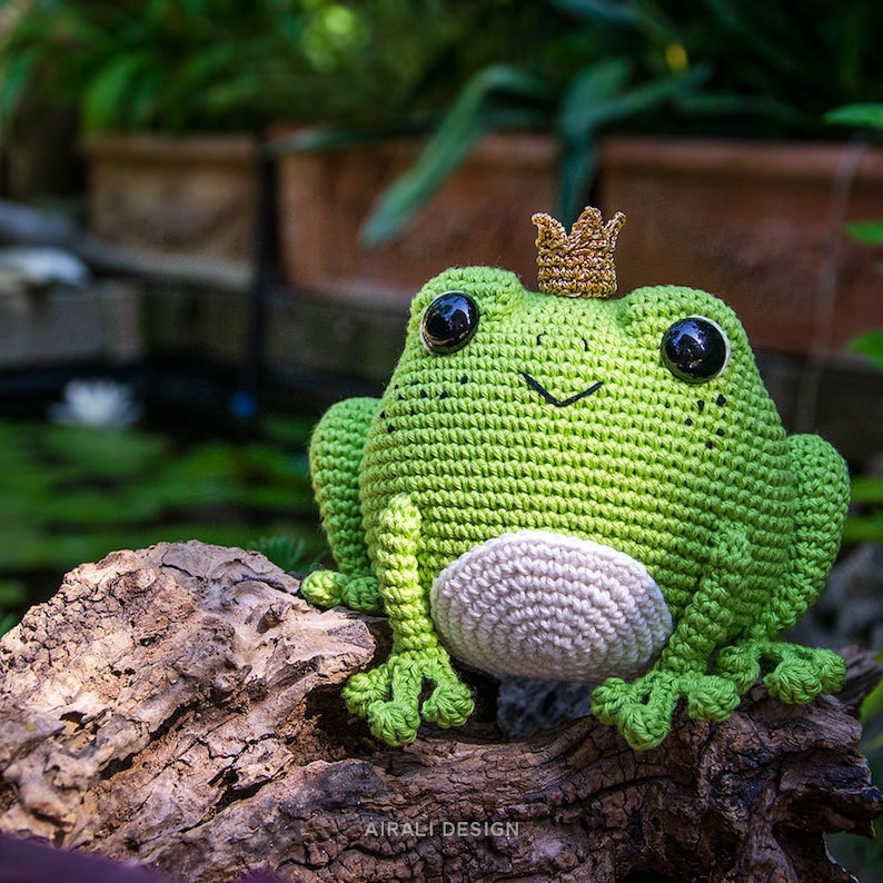 Prince Perry the Frog Amigurumi Crochet PDF pattern Frog Prince Charming with crochet crown zdjęcie 4