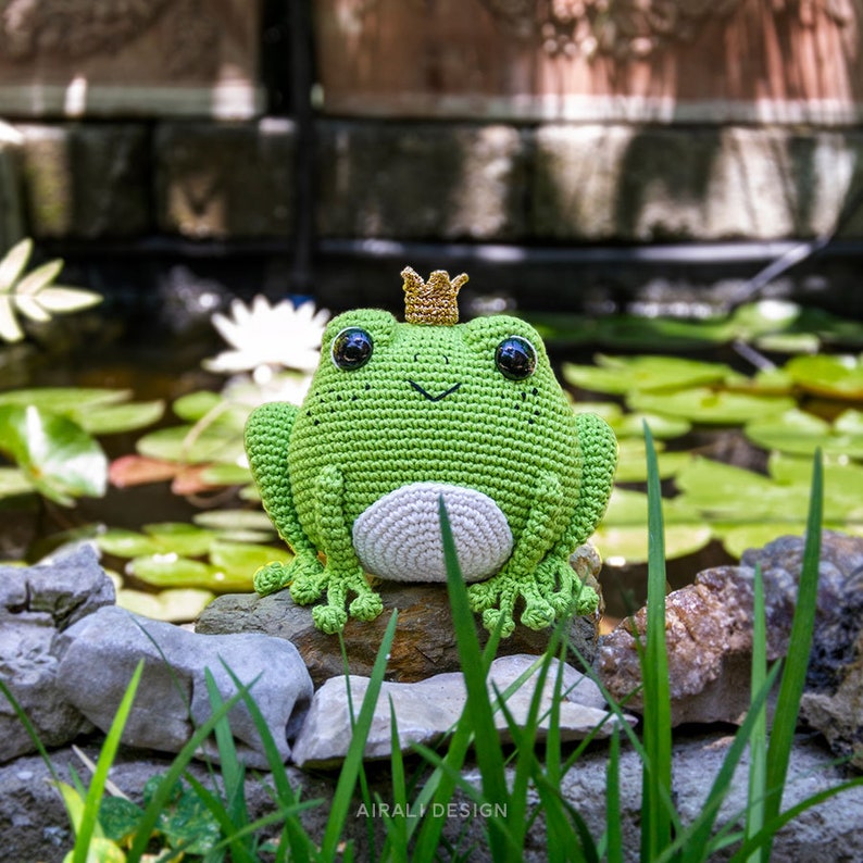 Prince Perry the Frog Amigurumi Crochet PDF pattern Frog Prince Charming with crochet crown zdjęcie 2