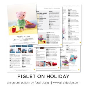 Puede incluir: Un patr&oacute;n de amigurumi de crochet para un cerdito que lleva un traje de ba&ntilde;o a rayas y sostiene un cubo de playa. El patr&oacute;n se llama "Piglet on Holiday" y es de Airaili Design. El patr&oacute;n incluye instrucciones para hacer el cerdito, un cubo de playa y un flotador de playa.