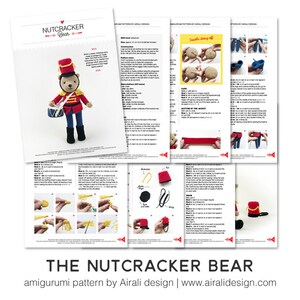 K&ouml;nnte beinhalten: Ein H&auml;kel-Amigurumi-Muster f&uuml;r einen Nussknacker-B&auml;r. Das Muster enth&auml;lt Anweisungen zum Herstellen des B&auml;renk&ouml;rpers, des Hutes, der Trommel und anderer Details. Das Muster stammt von Airaili Design und ist auf deren Website erh&auml;ltlich.