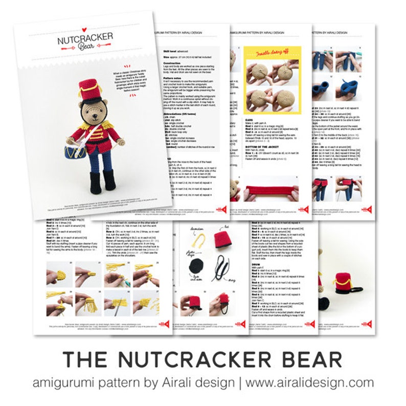 K&ouml;nnte beinhalten: Ein H&auml;kel-Amigurumi-Muster f&uuml;r einen Nussknacker-B&auml;r. Das Muster enth&auml;lt Anweisungen zum Herstellen des B&auml;renk&ouml;rpers, des Hutes, der Trommel und anderer Details. Das Muster stammt von Airaili Design und ist auf deren Website erh&auml;ltlich.