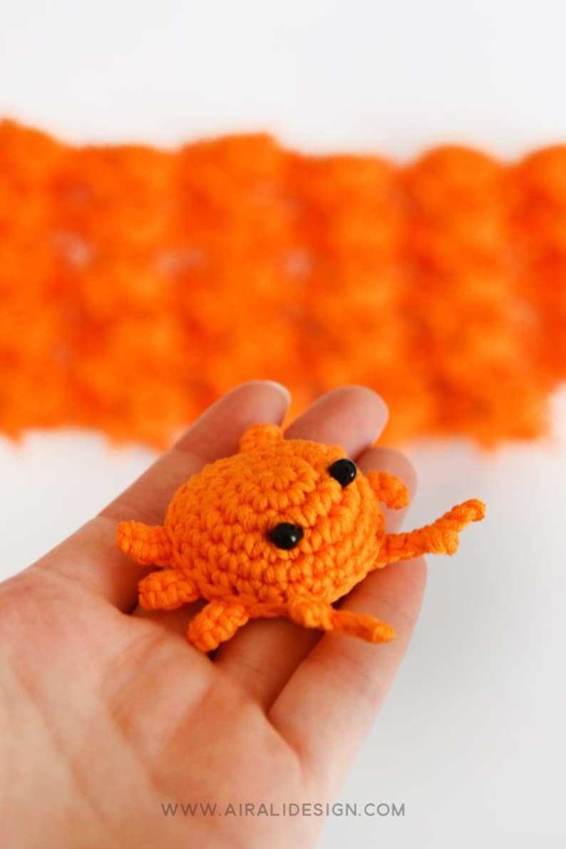 Mini Granchio amigurumi schema uncinetto in PDF per bomboniera, portachiavi o piccolo regalo immagine 2