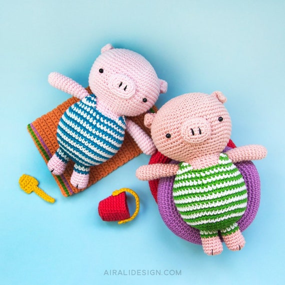 Maialini amigurumi in spiaggia | schema uncinetto in PDF | maiali in costume a righe al mare con secchiello, paletta, telo e salvagente