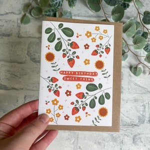 Happy Birthday Sweet Thing - Süße Geburtstagskarte - Niedliche Blumen - Niedliche Erdbeer Illustration - Soderlightful