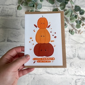 Een kleine pompoen is onderweg - Pompoen - Nieuwe babykaart - Schattige pompoen - Babyshower - Leuke illustratie - Soderlightful