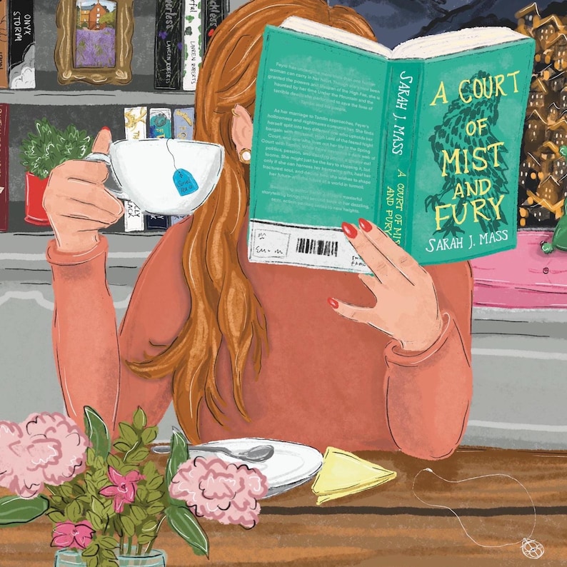 Puede incluir: Ilustraci&oacute;n de una persona leyendo "A Court of Mist and Fury" de Sarah J. Mass. El libro tiene una portada verde azulado. Una taza de t&eacute; y un plato con una rodaja de lim&oacute;n est&aacute;n sobre la mesa. Flores rosas en un jarr&oacute;n.
