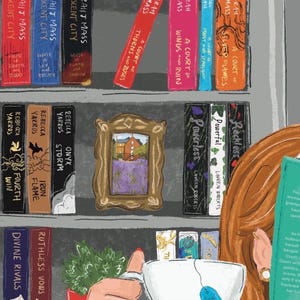 Puede incluir: Ilustraci&oacute;n de una estanter&iacute;a llena de lomos de libros coloridos. Los t&iacute;tulos incluyen "A Court of Thorns and Roses" y "Powerless". Una imagen enmarcada de una casa y un campo de lavanda est&aacute; en el estante. Una persona sostiene una taza de t&eacute;.