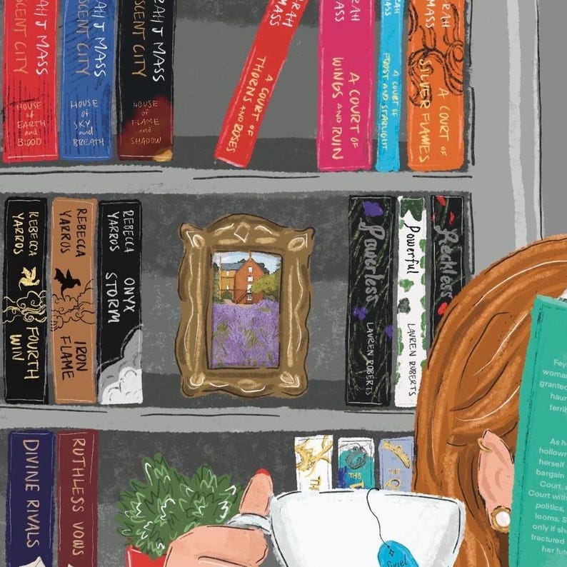 Puede incluir: Ilustraci&oacute;n de una estanter&iacute;a llena de lomos de libros coloridos. Los t&iacute;tulos incluyen "A Court of Thorns and Roses" y "Powerless". Una imagen enmarcada de una casa y un campo de lavanda est&aacute; en el estante. Una persona sostiene una taza de t&eacute;.