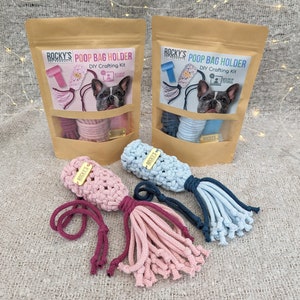 Puede incluir: Dos kits de elaboración de porta bolsas para caca DIY con instrucciones, hilo y una etiqueta de metal que dice "ROCKY'S". Los kits están empaquetados en bolsas de papel marrón con un gráfico de bulldog francés. Un kit tiene hilo rosa y burdeos, y el otro tiene hilo azul y azul marino.
