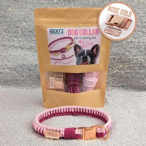 Op de afbeelding: DIY hondenhalsband knutselset met roségouden hardware. De set bevat roze en bordeauxrood paracord, een roségouden gesp en een roségouden D-ring. De set bevat ook instructies voor het maken van de halsband.