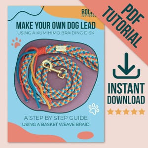 Może przedstawiać: Okładka samouczka PDF zatytułowana Make Your Own Dog Lead Using a Kumihimo Braiding Disk. Przedstawia plecioną smycz dla psa w kolorze pomarańczowym, niebieskim i żółtym ze złotym metalowym zapięciem i małą prostokątną metką. Tekst zawiera A Step by Step Guide Using a Basket Weave Braid oraz Instant Download.