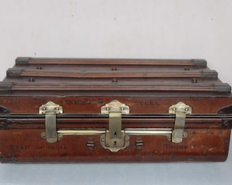 Caja de baúl de hierro Antigua antigua vintage Cerradura de latón Almacenamiento del maletero coleccionable, Antigüedad Hecha a mano Remachado Hardware prensado Baúl ignífugo