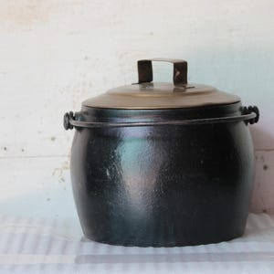 Old Vintage Cast Iron Pot Antique Home Decor Collectible Made in England
