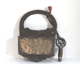 Candado antiguo de hierro y latón con llave, cerradura india de principios del siglo XX.