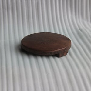 Rustikaler Vintage Massivholz Riser | Einzigartiges Holztablett | Bauernhaus Planter Stand | Dessert Tortenständer | Beunruhigter verwitterter Sockel | Niedriger Tisch