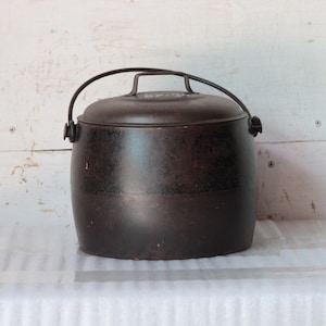 Old Vintage 5Quarts Cast Iron Pot Antique Home Decor Collectible Made in England