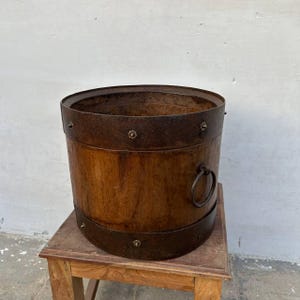 Alter Vintage Blumentopf aus Holz, primitiver antiker Holztopf, Vintage Holzmaserungs-Messtopf, Gartentopf aus Holz, Tischpflanzentopf