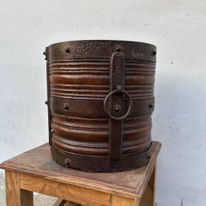 Alter antiker Blumentopf aus Holz, Tischpflanzentopf, primitiver antiker Holztopf, Vintage-Holzmaserungstopf, Holzgartentopf