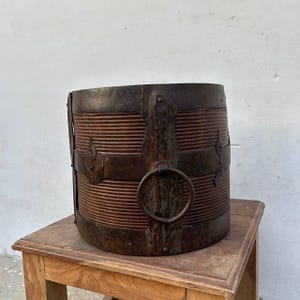Vintage Holzmaserung Messtopf, Tischplatte Pflanzer, Vintage Blumentopf aus Holz, primitiver antiker Holztopf, Gartentopf aus Holz M-D