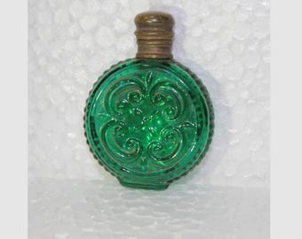 Vintage groen glazen parfumflesje – antiek geslepen glas, zeldzame vorm, verzamelbaar make-updecor