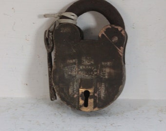 Candado de hierro antiguo, cerradura antigua con herrajes de latón, pieza de colección india.