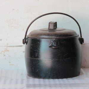 Old Vintage 5Quarts Cast Iron Pot Antique Home Decor Collectible Made in England