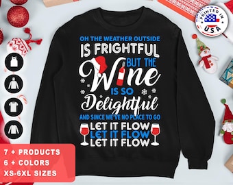 Peut inclure: Sweat-shirt noir avec l'inscription "OH THE WEATHER OUTSIDE IS FRIGHTFUL BUT THE Wine IS SO Delightful" en blanc et bleu. Le motif comprend un bonnet de Père Noël, des flocons de neige et des verres à vin. Disponible en tailles XS-6XL.