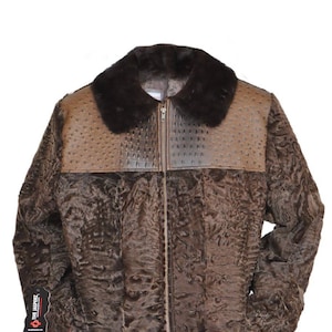 Puede incluir: Una chaqueta de cuero marrón con cuello de piel. La chaqueta tiene una cremallera y está hecha de cuero texturizado. La chaqueta tiene un parche en la manga izquierda con el texto "THE JASPEREZ" en rojo.