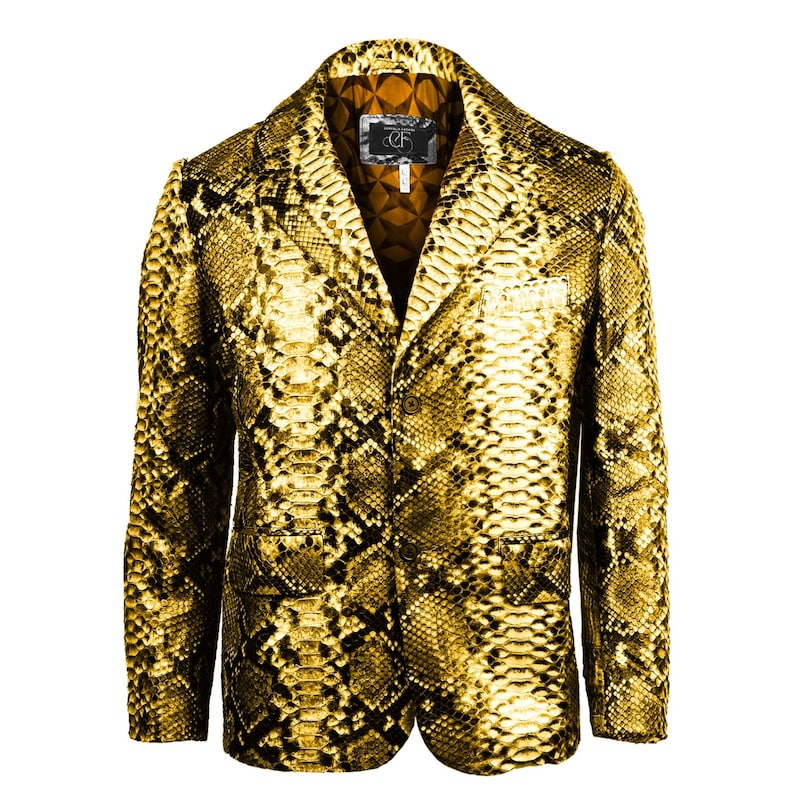 Op de afbeelding: Een gouden slangenleren blazer met een knoopsluiting en een label met de tekst "CF".