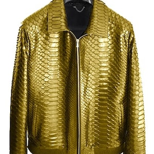 Może przedstawiać: Złota kurtka bomberowa ze skóry węża z zamkiem błyskawicznym.