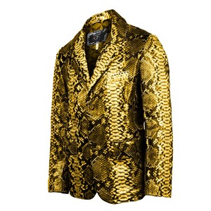 Op de afbeelding: Een gouden slangenleren blazer met knoopsluiting. De blazer heeft een klassieke pasvorm en een scherpe, op maat gemaakte look.