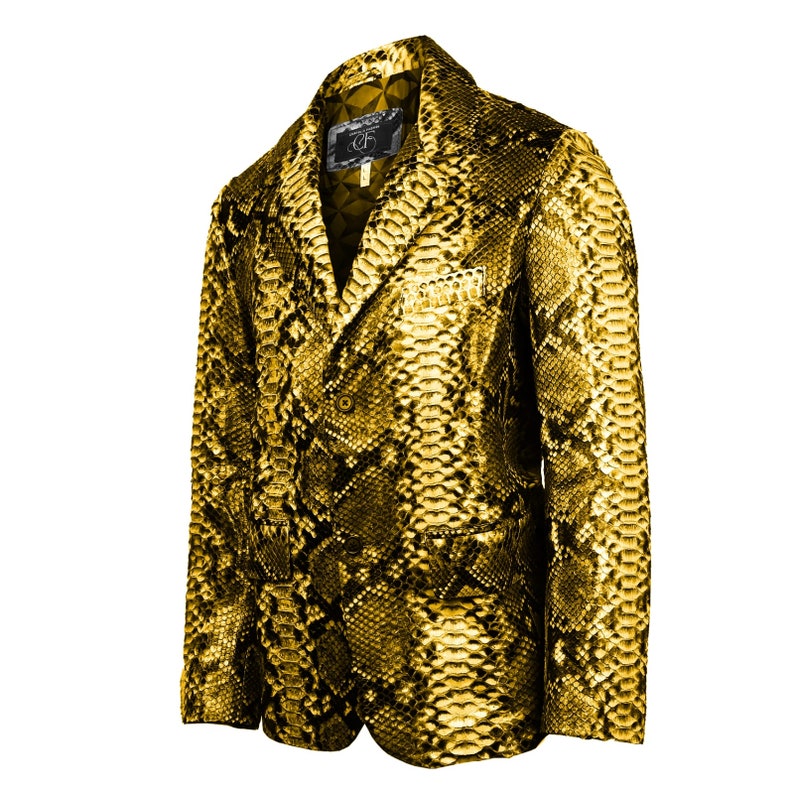 Op de afbeelding: Een gouden slangenleren blazer met knoopsluiting. De blazer heeft een klassieke pasvorm en een scherpe, op maat gemaakte look.
