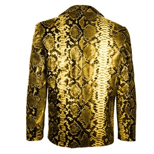 Op de afbeelding: Een gele slangenleren blazer met een klassiek dubbelrijg ontwerp. De blazer heeft een textuur, een gepatenteerd materiaal dat lijkt op slangenhuid.