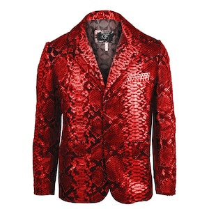 Op de afbeelding: Een rood slangenleren blazer met knoopsluiting en een zak aan de linkerkant. De blazer heeft een gepatenteerde voering.