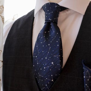 Stropdas met sterrenkaartmotief, jacquard stropdas met hemelse constellaties in middernachtblauwe tinten, elegante blauwe stropdas voor de bruidegom, astronomiecadeau voor mannen