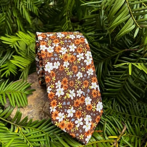 Mens Floral Tie,Rust Brown Tie,Burnt Orange Daisy Skinny Tie,Rustic Wedding Tie,Groomsmen Gift Neckties,Groom Tie,Weddings Ties,Gift for Him