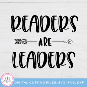 Könnte beinhalten: Schwarz-weiße Grafik mit dem Text "READERS ARE LEADERS" in fetter Schrift, getrennt durch einen Pfeil. Der untere Teil des Bildes lautet "DIGITAL CUTTING FILES: SVG, PNG, DXF".