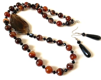 COLLAR LARGO y PENDIENTES COLGANTES - collar marrón, negro con colgante - Conjunto de joyas de piedra de ágata - piezas únicas hechas a mano