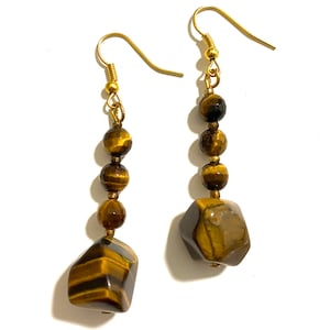 Lange geometrische hanger oorbellen- hard stenen oorbellen- tijgeroog- bruin, goud- handgemaakt cadeau idee vrouw