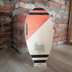 Planche d'équilibre de style surf un rouleau en bois naturel recouvert de liège. image 2