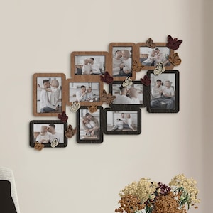 Puede incluir: Un collage de marcos de fotos de madera con detalles marrones y negros, que muestran fotos de personas y mariposas. Los marcos están dispuestos en un patrón escalonado en una pared blanca.