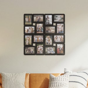 Puede incluir: Salón con un sofá naranja, una mesa de centro negra y un collage de fotos enmarcado en negro. Una estantería negra, una alfombra estampada y una planta en maceta completan la decoración.