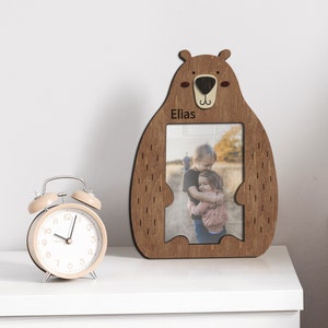 Cadeau personnalisé pour premier bébé, art mural en bois gravé d&#39;ours, décoration de chambre d&#39;enfant couleur personnalisée, cadeau d&#39;anniversaire pour enfants, nom de bébé garçon, petit cadre 4 x 6
