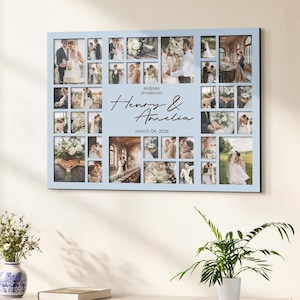 Puede incluir: Un marco de collage de fotos rectangular de color azul claro con numerosas aberturas pequeñas rectangulares y cuadradas llenas de fotos de boda. El centro muestra el texto "Mr&Mrs Anderson", "Henry & Amelia" y "March 04, 2026" en letra cursiva negra.