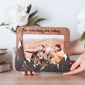 Mountain Memories Gepersonaliseerd gegraveerd houten frame voor foto's Wanddecoratie cadeau voor hem Kleine fotolijst van 5 x 7 met op maat gemaakte avonturenaandenken