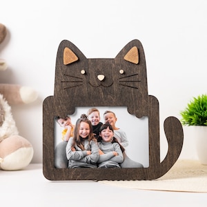 パーソナライズされた猫のフォトフレーム カスタムカラー 4x6 フォトフレーム 黒猫の装飾 保育園の壁の装飾 木製の子供部屋の装飾 最初の誕生日プレゼント