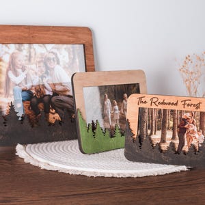 Cornice per foto personalizzata con un albero della foresta Testo inciso personalizzato Cornice per foto Regalo per lui Decorazione artistica da parete Regalo unico per esploratori attivi